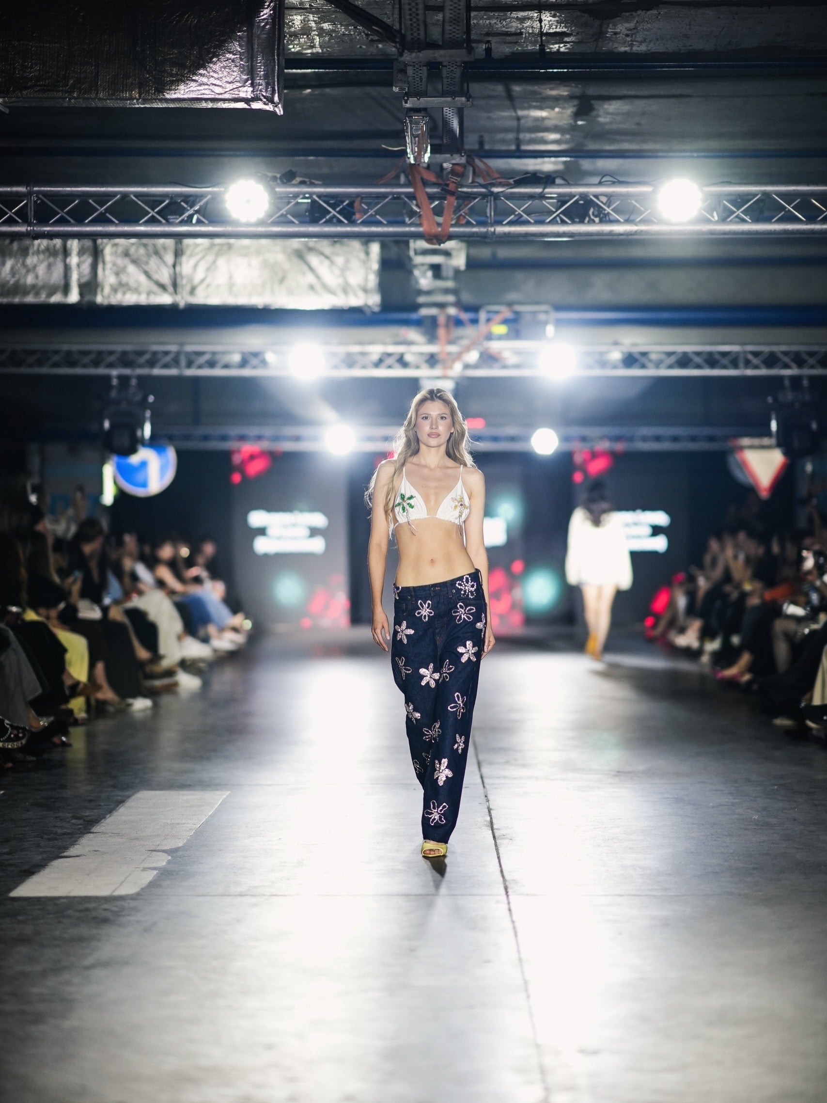 CALÇA FLORES STRASS