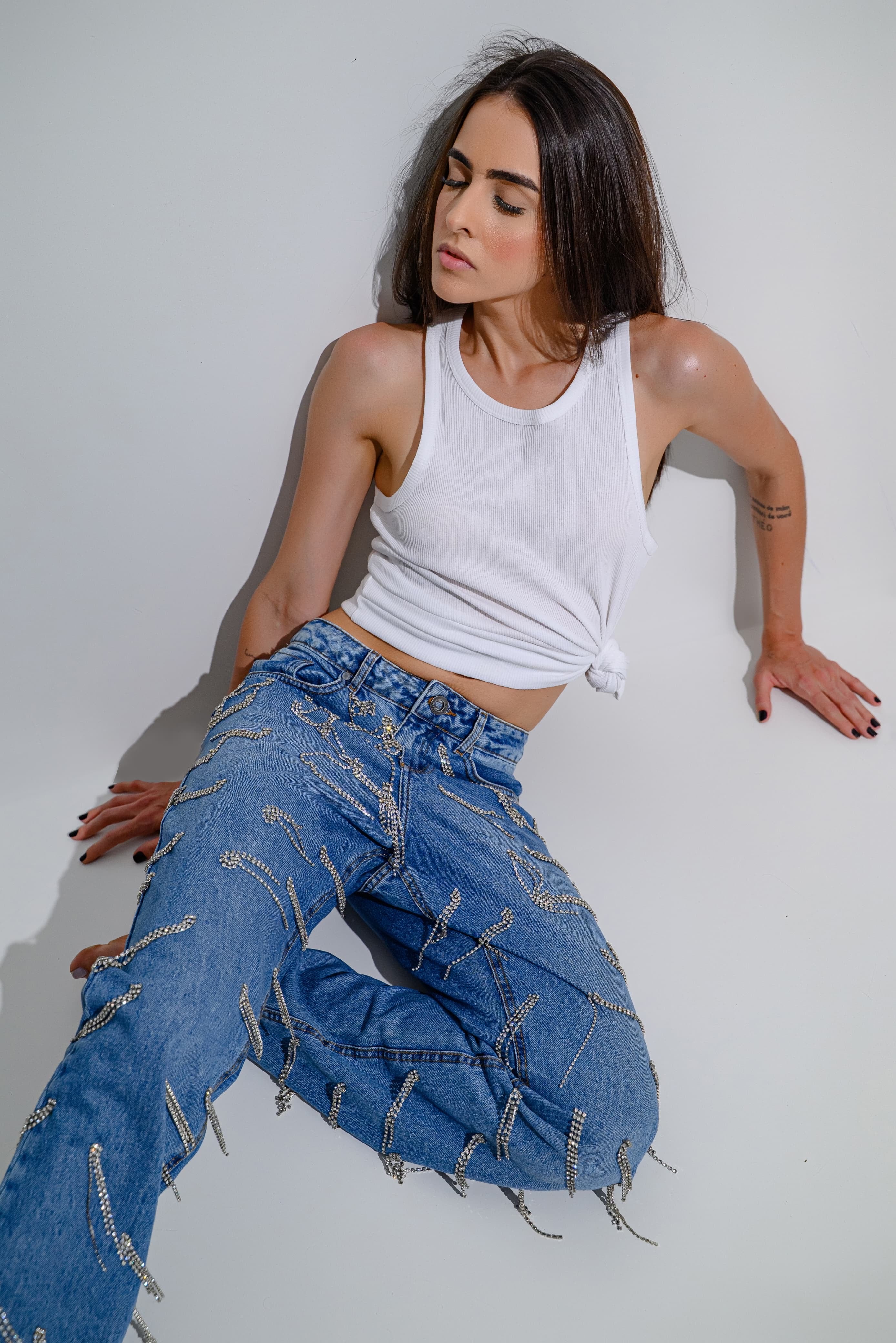 CALÇA JEANS STRASS PENDURADOS