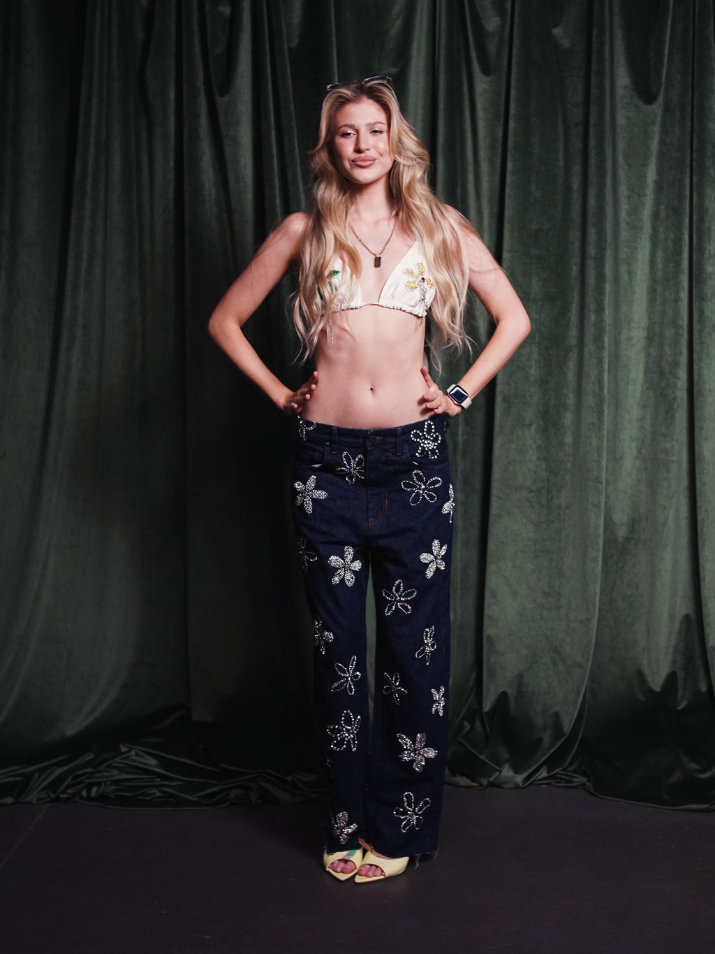 CALÇA FLORES STRASS