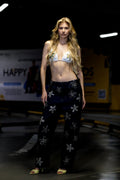 CALÇA FLORES STRASS