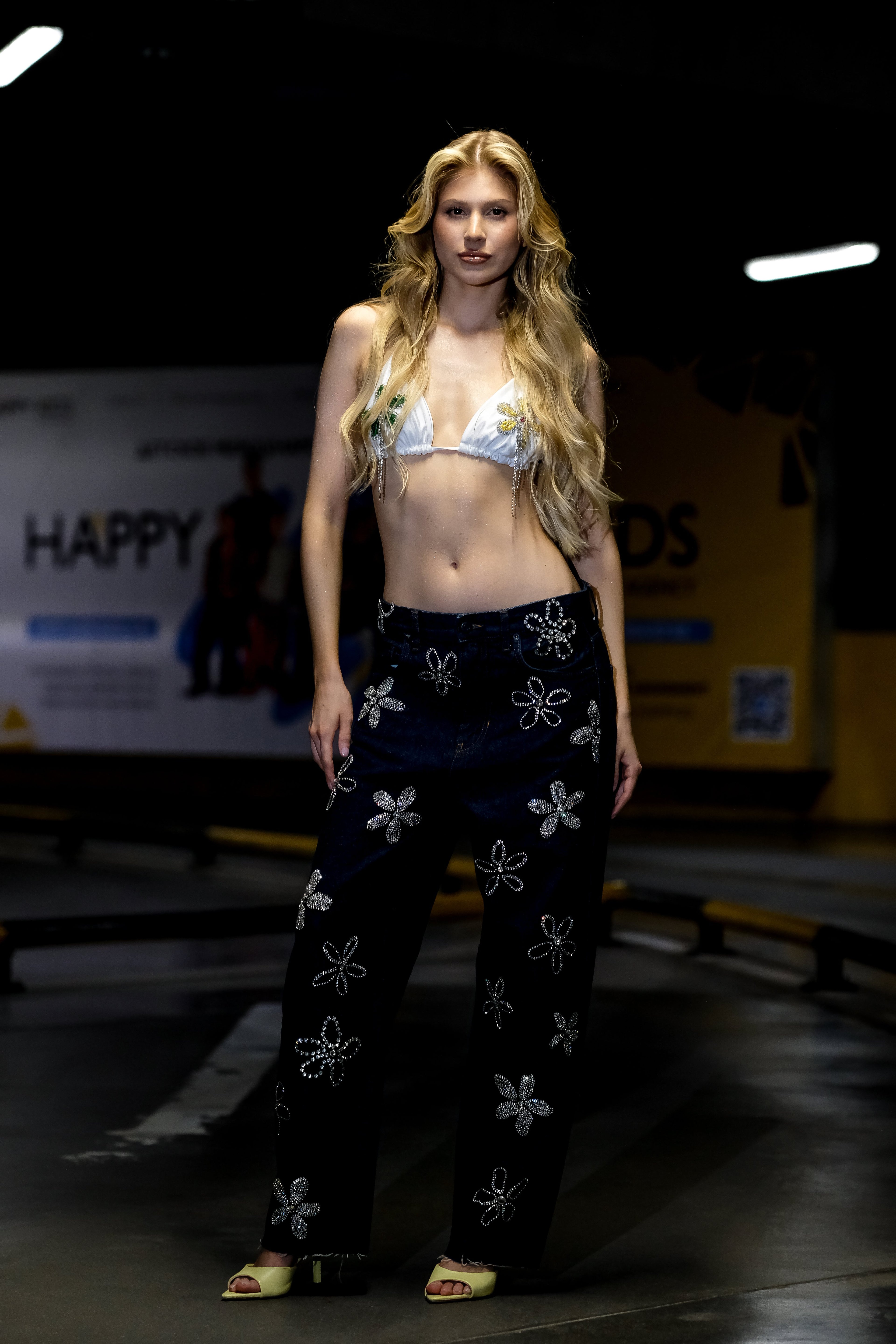 CALÇA FLORES STRASS