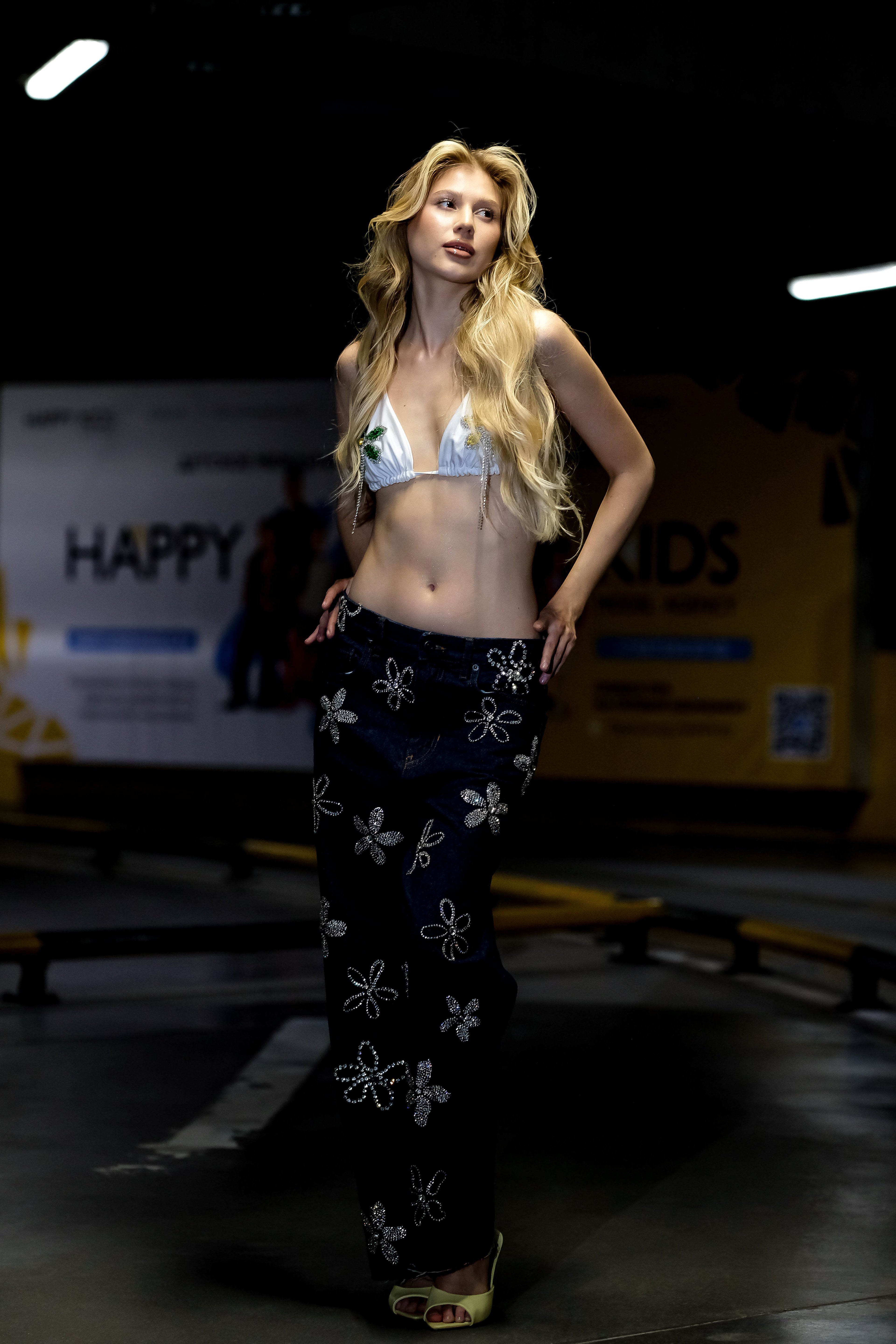 CALÇA FLORES STRASS