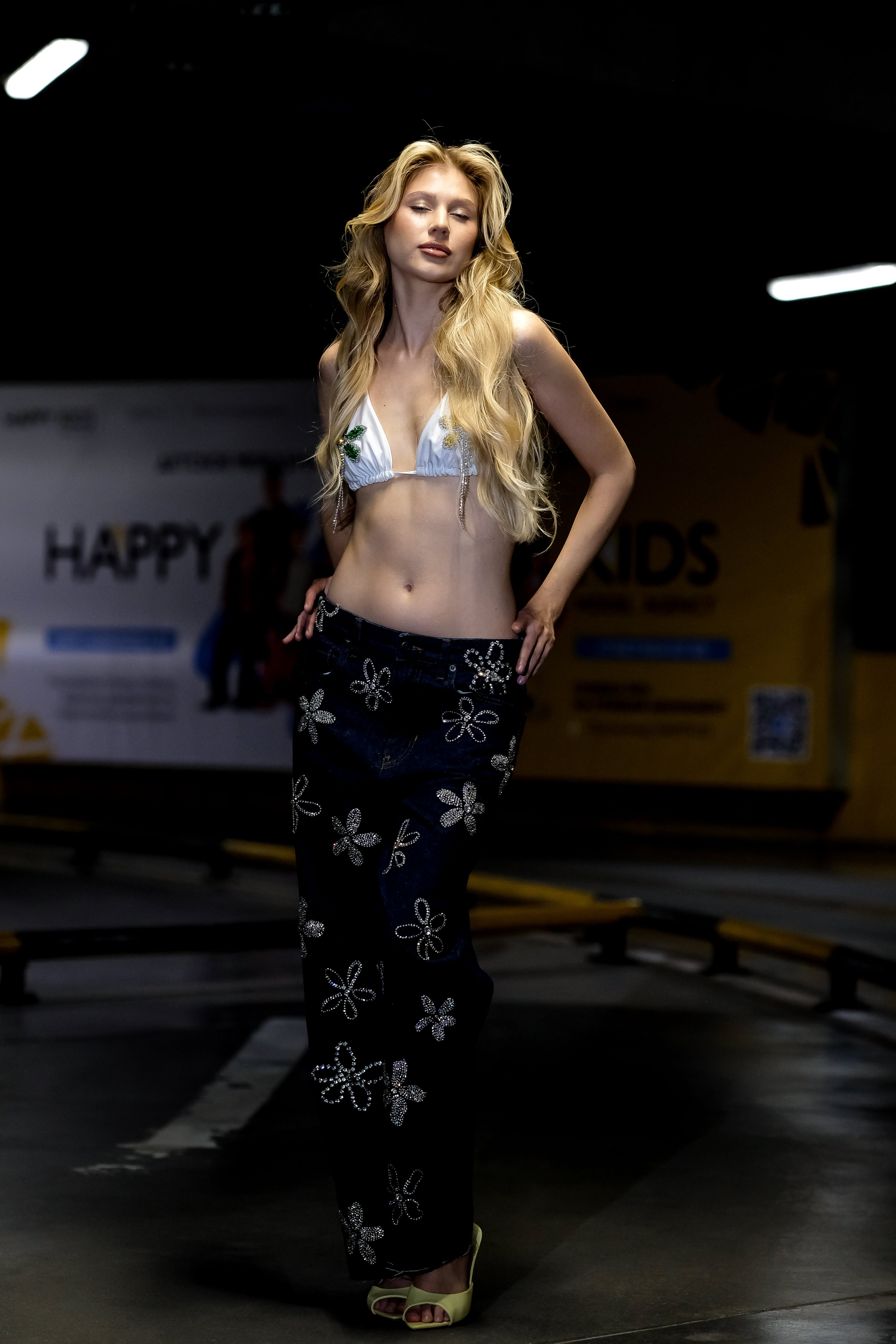 CALÇA FLORES STRASS